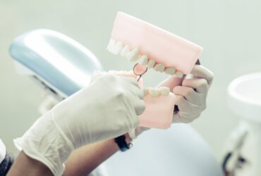 The dentist explains how to brush your teeth properly. Achieve Your Perfect Smile with Expert Cosmetic Dentistry in Amman https://beautifulsmileclinic.com/